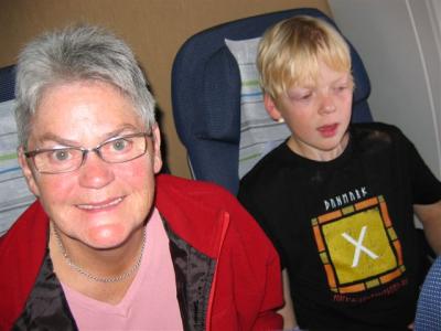Mor og Thorbj&oslash;rn p&aring; p&aring; flyet